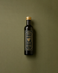 Bouteille d'huile d'olive extra vierge bio Azrolive 250ml édition limitée millésime 2025, packshot minimaliste sur fond vert olive avec capsule dorée